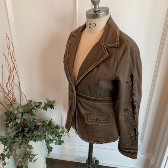 Taheri Beautifully Detailed Utility Jacket - Picture 11 of 16